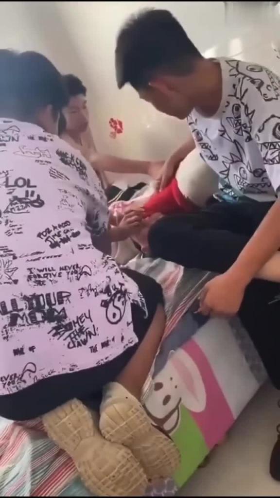-真实勾引高中生破处-小处男鸡巴硬邦邦无套内射 预览截图 2