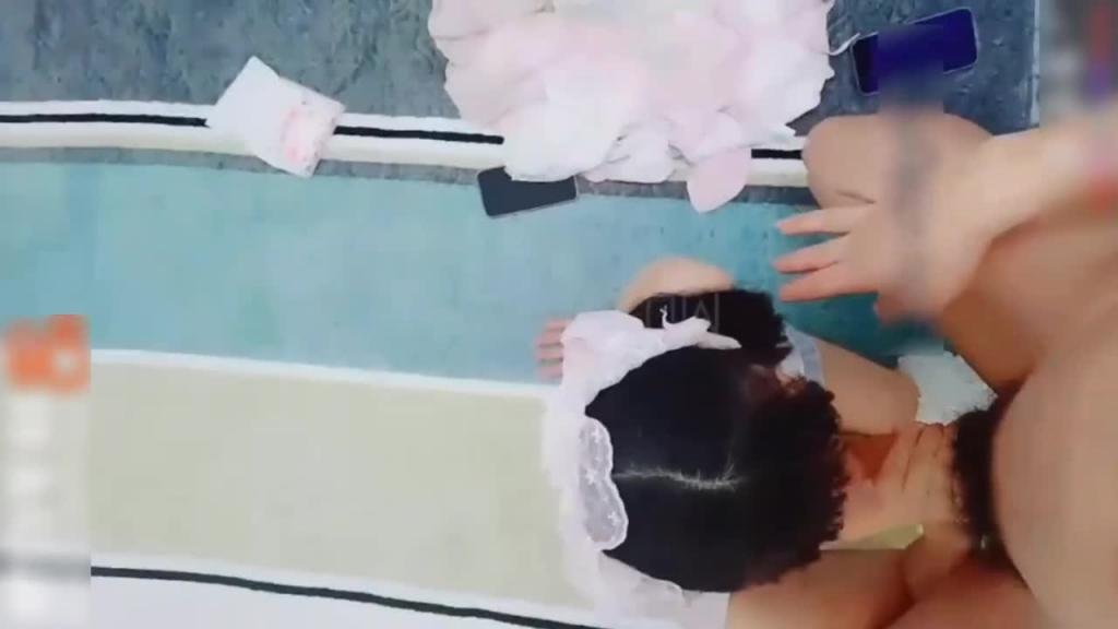 【破处】处女第一次做爱，良家洛丽塔高颜嫩妹翘臀被大叔破处，不能错过的精彩！ 预览截图 4
