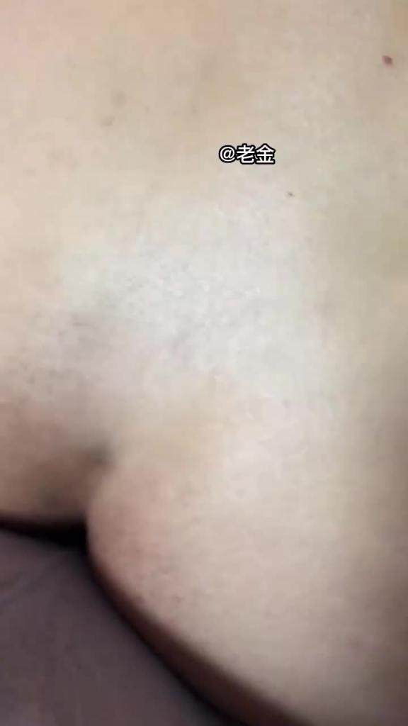 母子乱伦:方言对白农村巨乳妈妈,真实农村留守熟女妈妈一边和儿子乱伦边打电话 预览截图 2