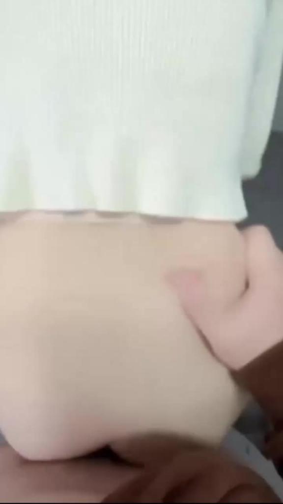 爸妈在客厅看电视我和姐姐在卫生间偷偷做爱 预览截图 11