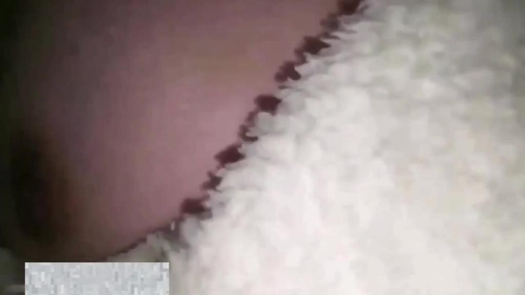 父女乱伦~趁女儿睡着抠女儿的嫩穴，女儿很配合很享受 预览截图 8