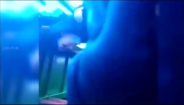 奇葩街射·顶臀喷射女学生，变态大哥大街上打飞机吓跑好多妹妹 预览截图 1