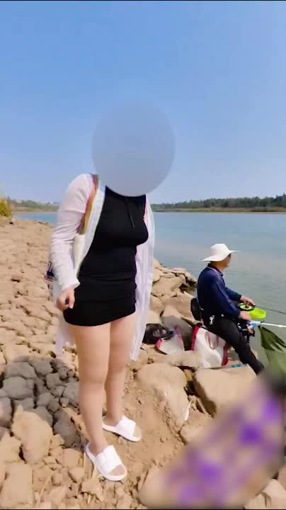 【性感小猫眯05】户外勾搭钓鱼老大爷,发现奶子不敢看 预览截图 3
