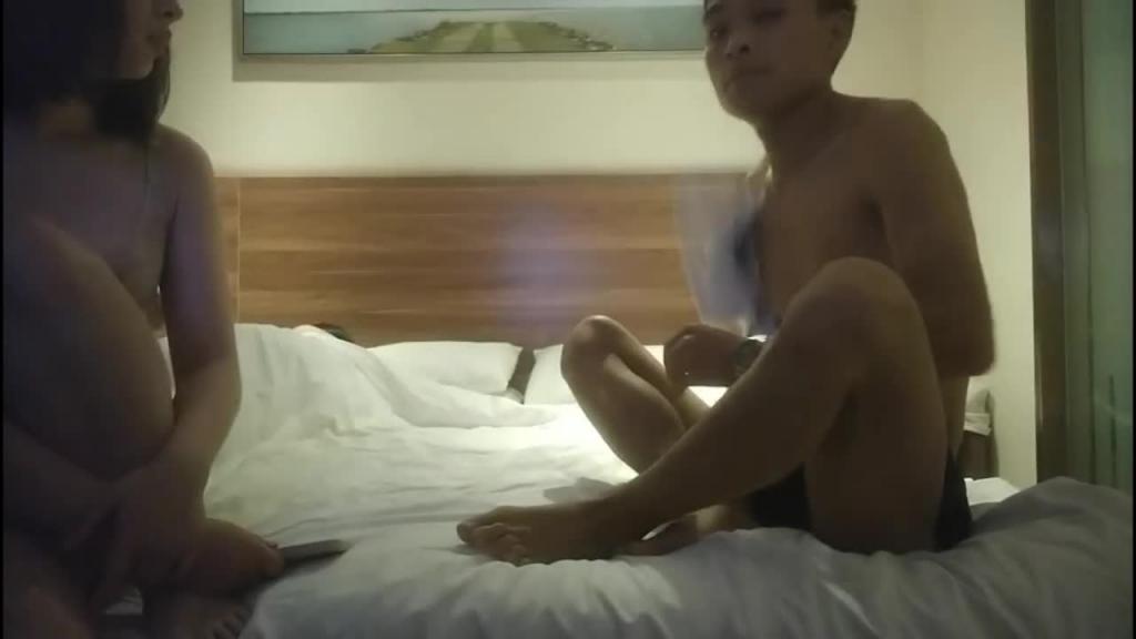【真实换妻】白领小情侣首次玩交换，紧张害羞很可爱，操爽之后很激情 预览截图 3