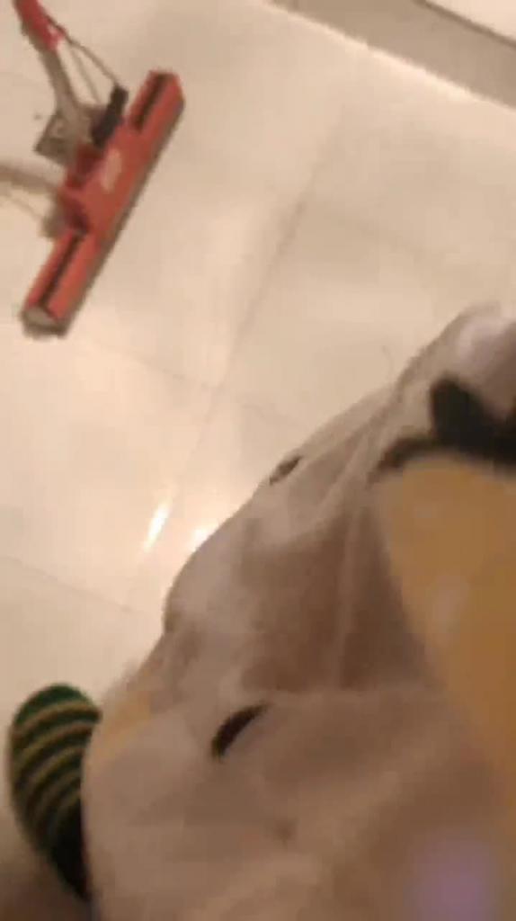 (乱伦表嫂) 表哥在屋里看电视我跟表嫂偷偷在厕所做爱 预览截图 2
