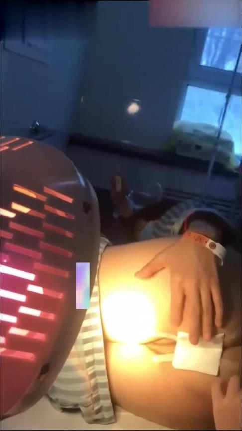 【黑料泄密】某医院肛肠科男大夫偷拍人妻换药,当着老公面偷着摸人妻逼抠菊花 预览截图 11