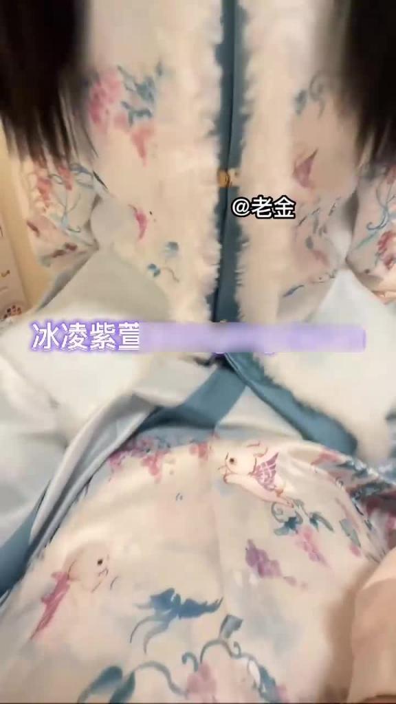 抖音网红魔法少女『冰凌紫萱』，绿帽男友把萝莉女友献给榜一大哥车震内射。 预览截图 10