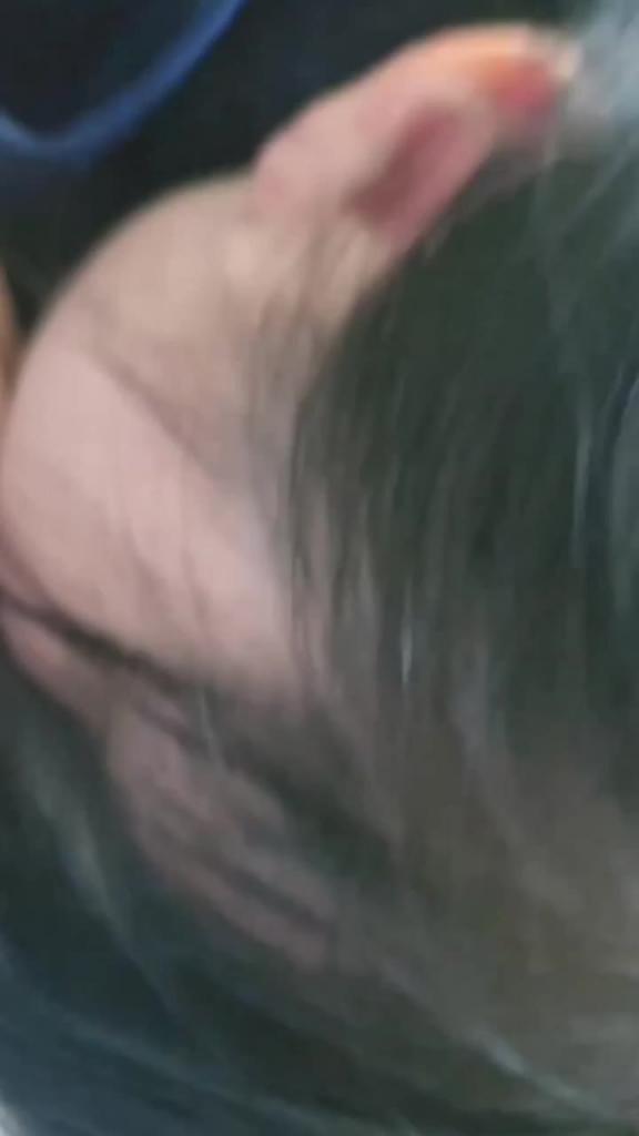 高中情侣-学校里偷尝禁果，粉嫩学妹女友在学校厕所帮男友口交 预览截图 1