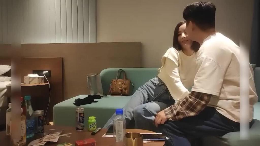 韵味十足小少妇,极品美腿口活一流,骑乘抽插没吃药几下就射 预览截图 4