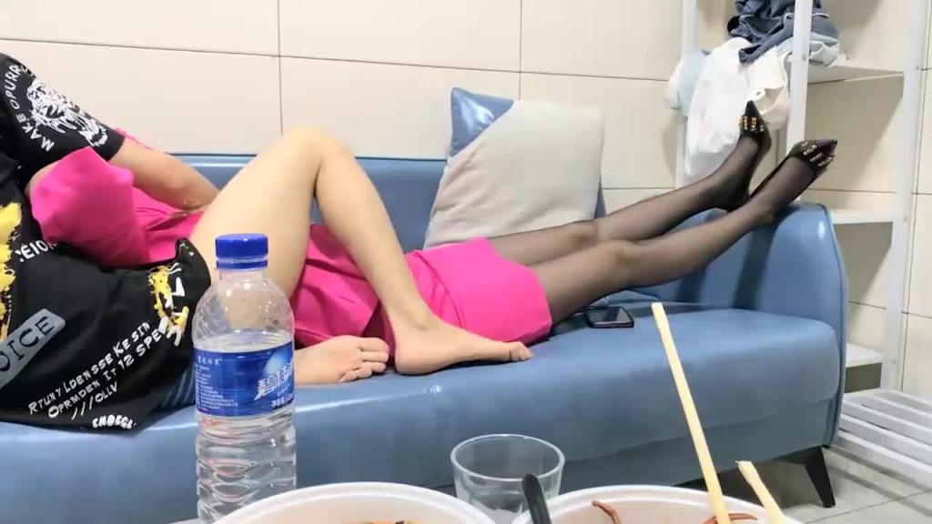 【瘦猴】 约操良家小少妇黑丝高跟 撕破丝袜就操被颜射 预览截图 2