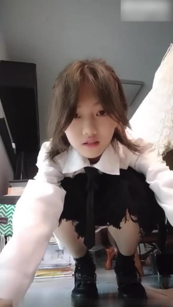 【直播翻车】真实处女学妹在家开直播自慰，被妈妈发现痛骂 预览截图 9
