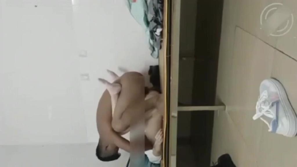 【尾随强奸】强干妹妹同学小青,开门猥亵直接强上 预览截图 8