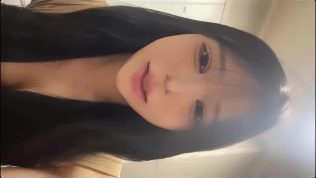 重磅新瓜速吃!卧蚕小网红少女,约啪自慰反差舔食吸茎深喉艹穴 预览截图 10