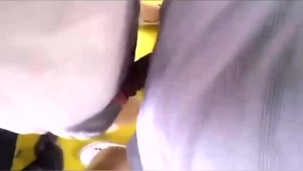 真实地铁顶臂猥亵极品人妻，变态大胆掏出鸡巴顶住美女屁股摩擦，射精到人家臀部 预览截图 1