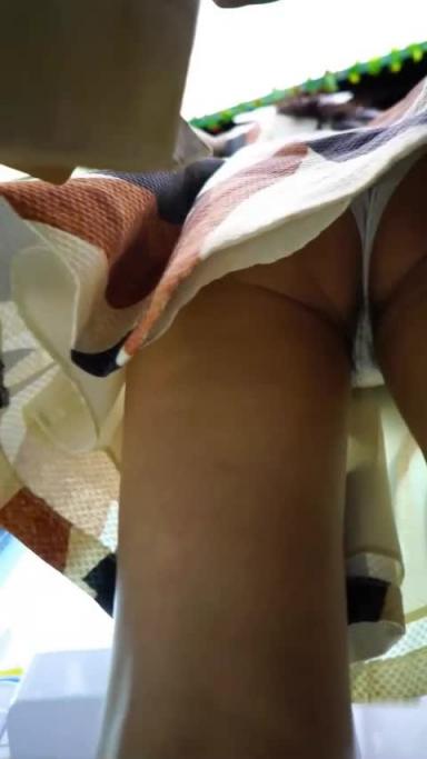 电玩城抄底多位美女裙底 窄小的内裤包不住如此浓密的阴毛 预览截图 4