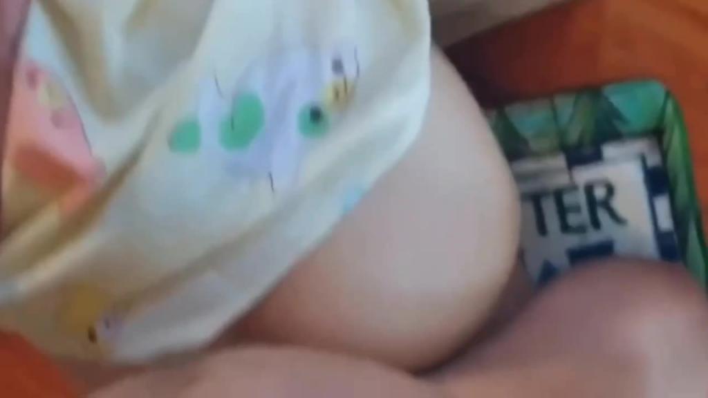 [真实父女乱伦]禽兽父亲忽悠女儿和自己做爱玩弄女儿小穴 预览截图 5