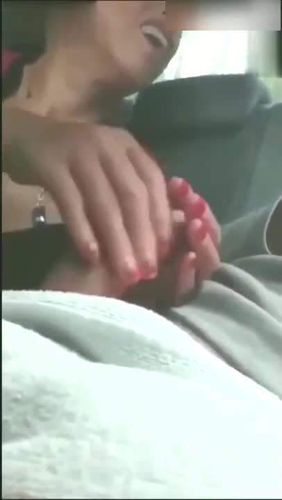 家庭乱伦.。。丈母娘在车上摸我的鸡巴。。。夸我的鸡巴硬啊 预览截图 4