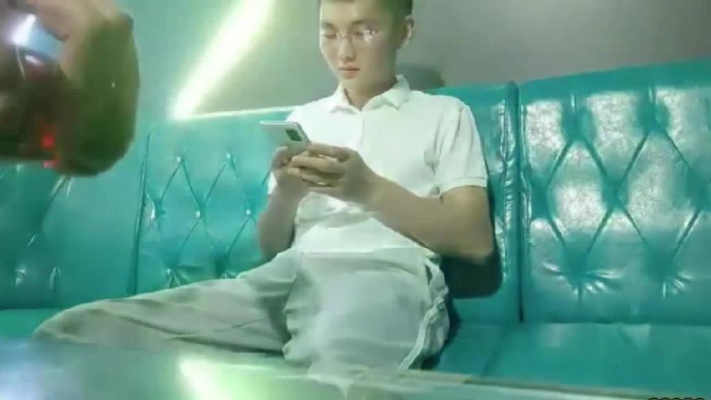 包厢公主的工作就是服侍老板,在KTV点的小姐沙发上就干她 预览截图 3