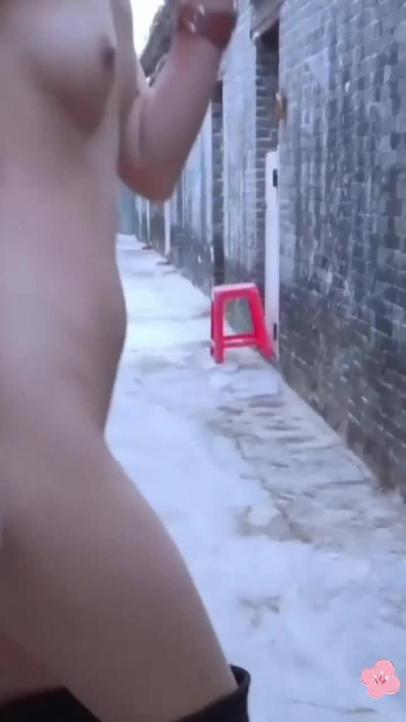 苗条淑女大胆户外露出自慰,真是刺激惊险 预览截图 3