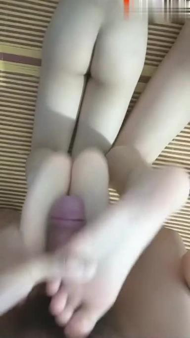 双飞女儿,兽父诱奸双胞胎女儿轮流玩弄播入,大鸡巴把嘴都撑爆了。 预览截图 9