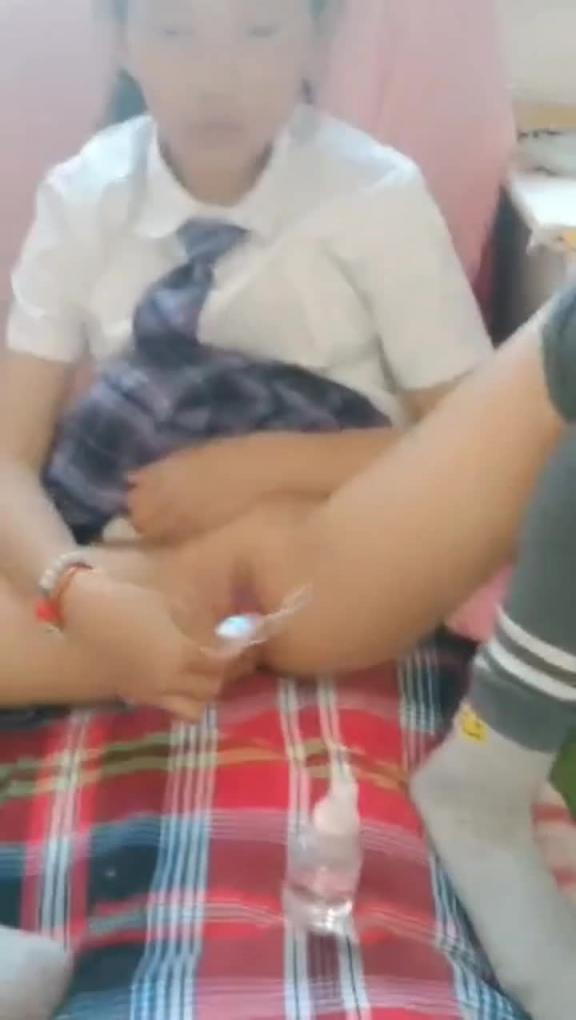 女儿偷偷玩妈妈震动棒 预览截图 4