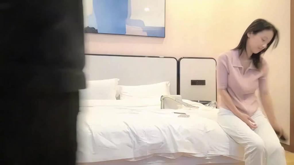约了一个长腿外围 坚挺美乳兼职小姐 操完一炮再口一炮 预览截图 6