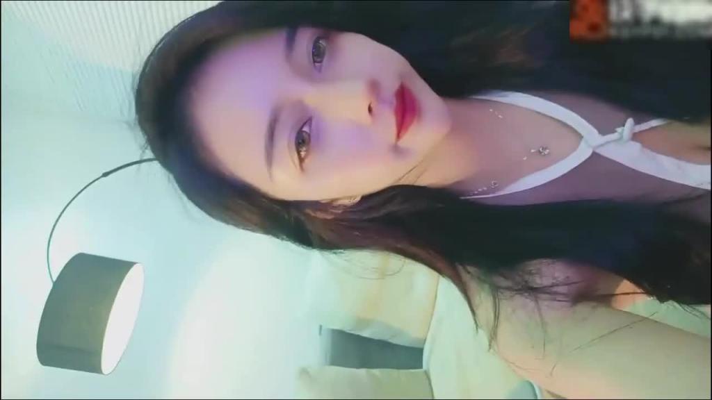 网报门抖音网红超顶级颜值女神瑞儿，这么漂亮的女人还这么风骚少见。 预览截图 1