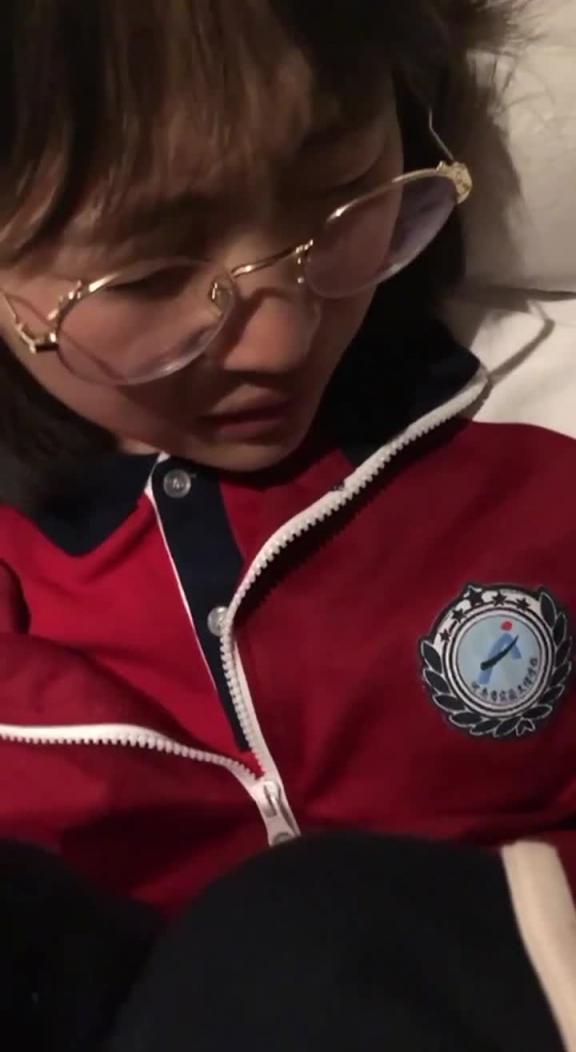 眼镜妹被班主任威逼利诱开房破处,校服都没脱就被强操,哭了也不放过,真是禽兽不如 预览截图 1