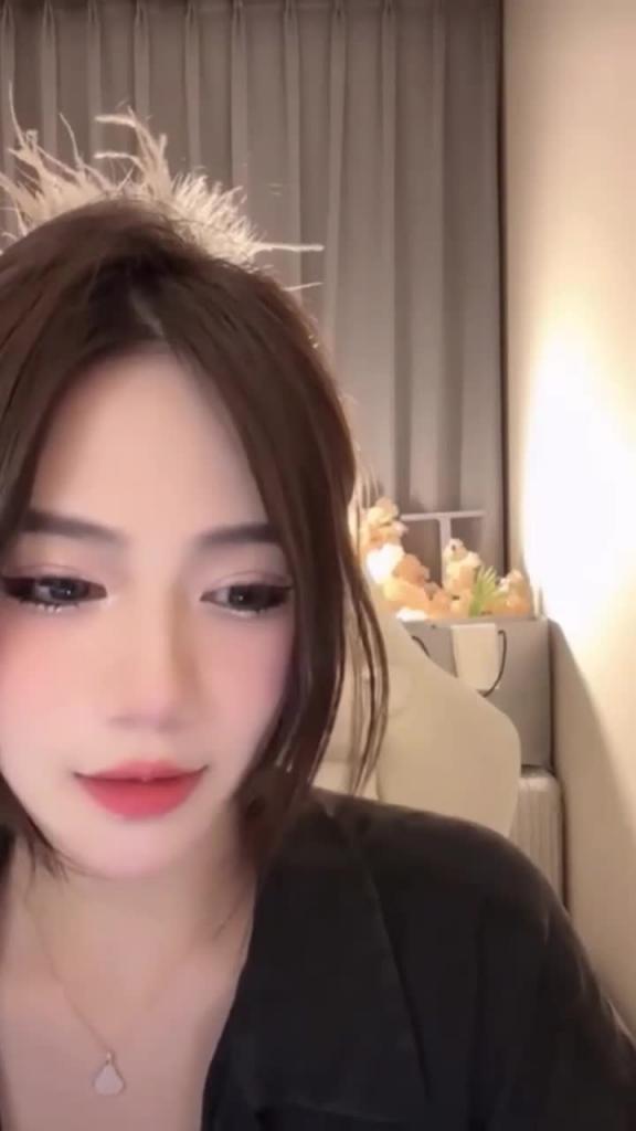 【抖音·亲爱的yu】极品反差婊甜妹连傍一榜二大哥在直播间露出 预览截图 2