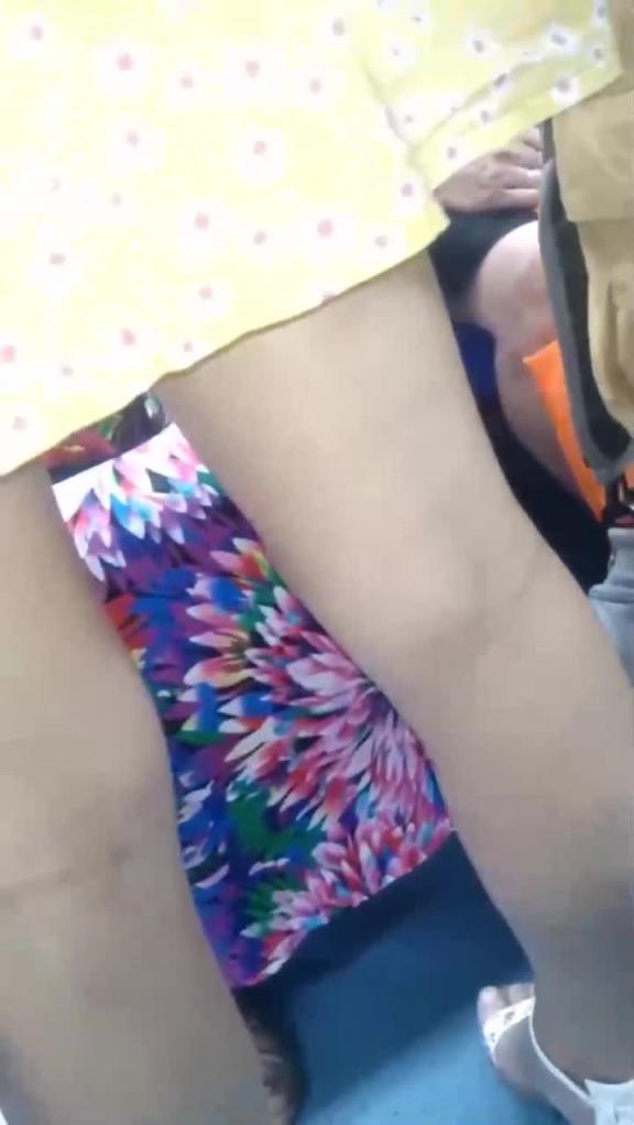 街拍抄底真空上阵的小姐姐没穿内裤浓毛大黑逼清晰可见 预览截图 2