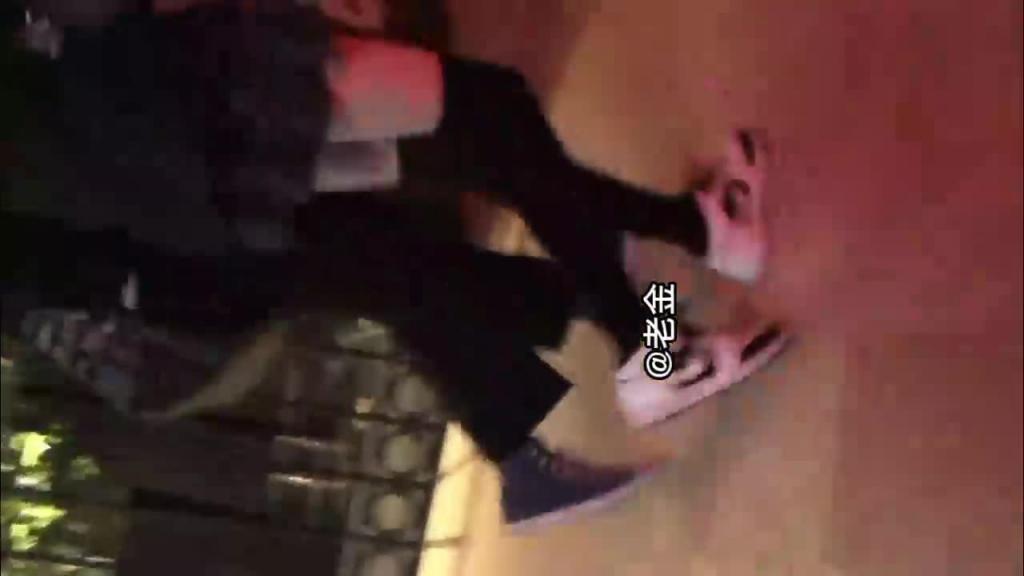 杭州商业街抄底50位美女,不穿内裤,逼里流出白色的液体。 预览截图 10