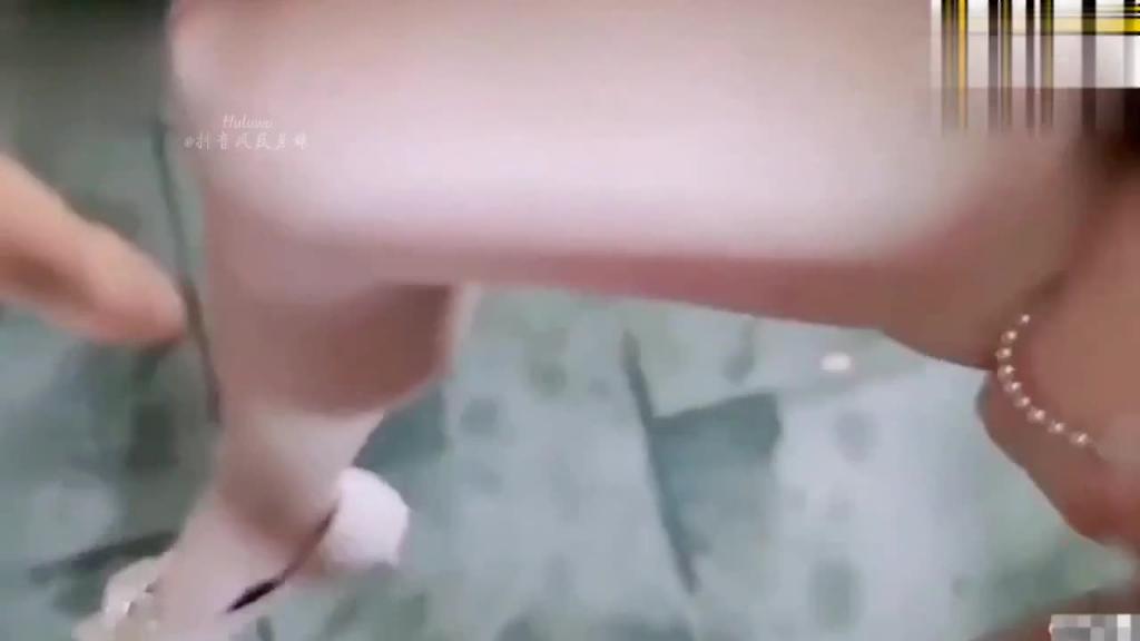 【户外勾引老大爷】年轻的小少妇夹着跳蛋户外露出,色诱一群老大爷对着黑逼直接撸射 预览截图 2