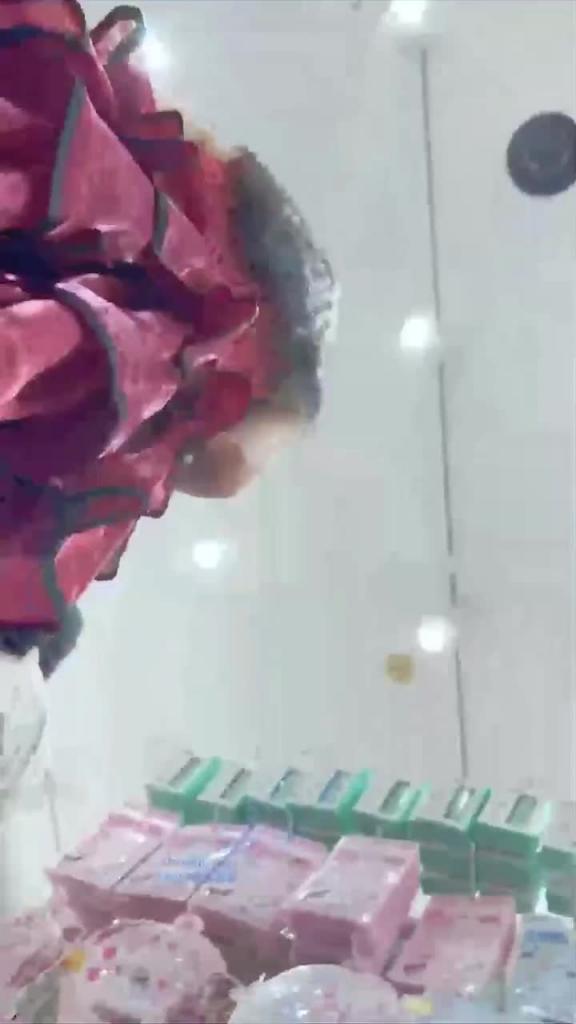 极品学妹无内裤上街,甚至还流着爱液 预览截图 6