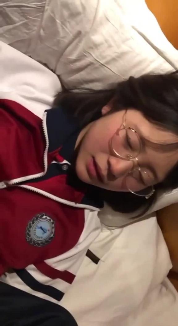 眼镜妹被班主任威逼利诱开房破处,校服都没脱就被强操,哭了也不放过,真是禽兽不如 预览截图 8