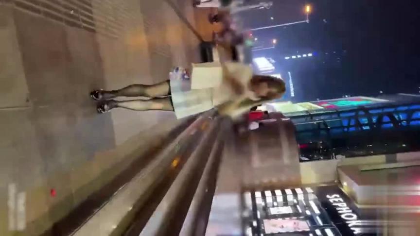 【极限抄底】偷拍清纯小姐姐裙下春光差点翻车 预览截图 2