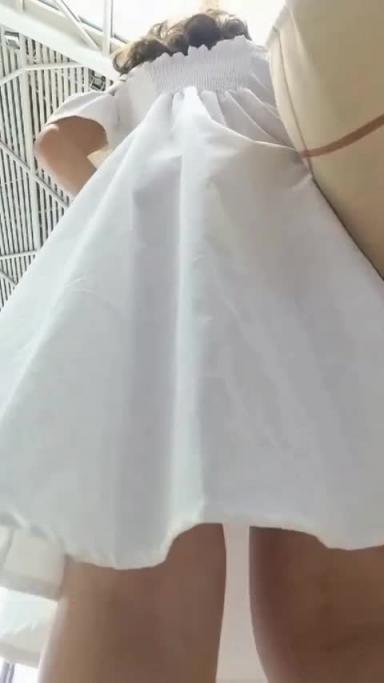 机场抄底白色连衣裙气质美女裙底 公主裙骚浪小萝莉穿着透明骚丁 毛都盖不住真欠操 预览截图 8