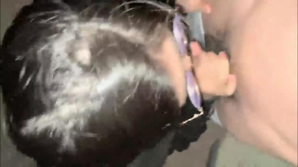 气质眼镜小骚货,公园户外车震,黑丝高跟鞋,没穿内裤掏JB直接操舔菊花。 预览截图 3