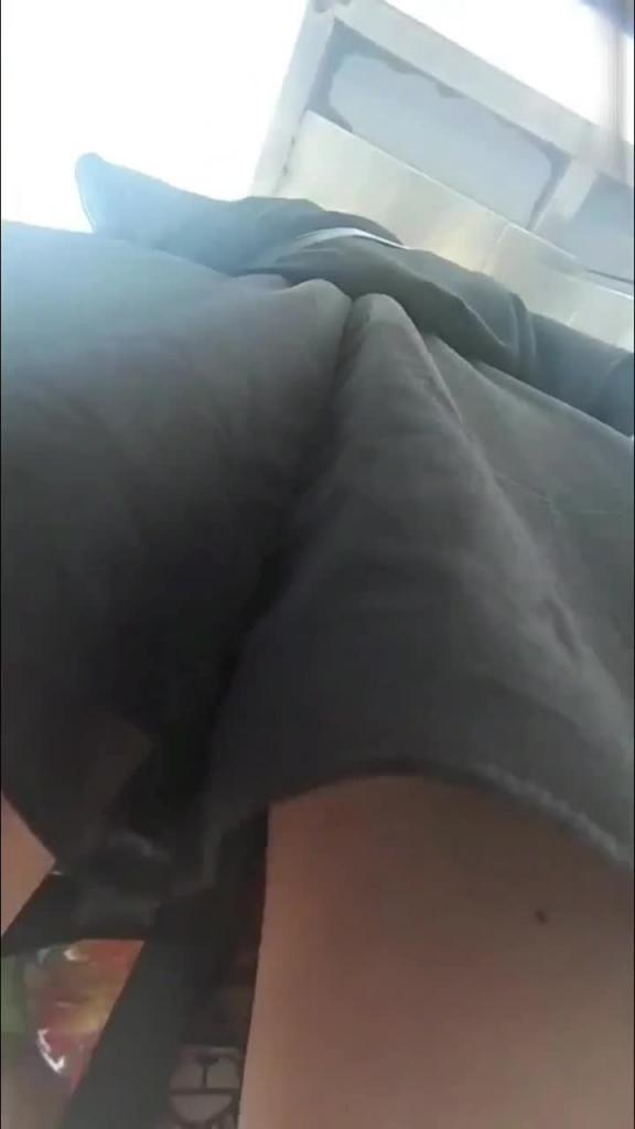 漂亮少妇等公交被抄底偷拍 预览截图 5