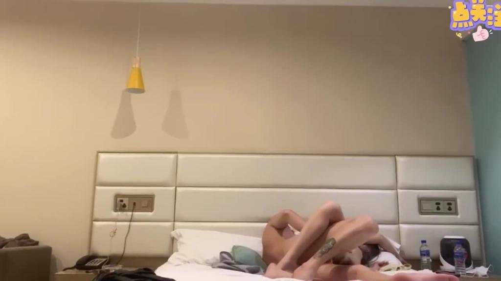 【PUA系列】渣男强上04年小嫩妹好像还是处女全程怕疼不让艹，陆陆续续搞了三十分钟才成功艹逼！ 预览截图 6
