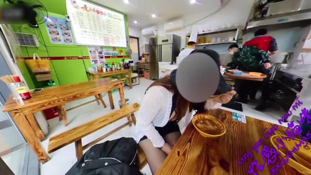 【网红黑料】几十万粉丝抖音网红‘性感小猫咪’户外露出勾引修路的农民工操逼满足大爷搞里头 预览截图 8