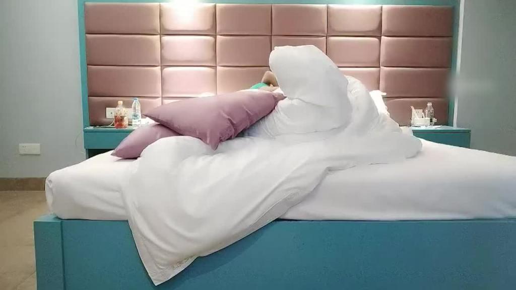 网约良家短发人妻偷情,爽不爽,啊啊爽快操我 预览截图 9