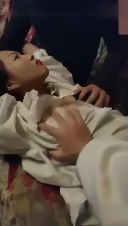 【KTV撩妹】大一新生联谊会,KTV包间狂欢群P小萝莉面对众人的轮奸被草哭了 预览截图 8