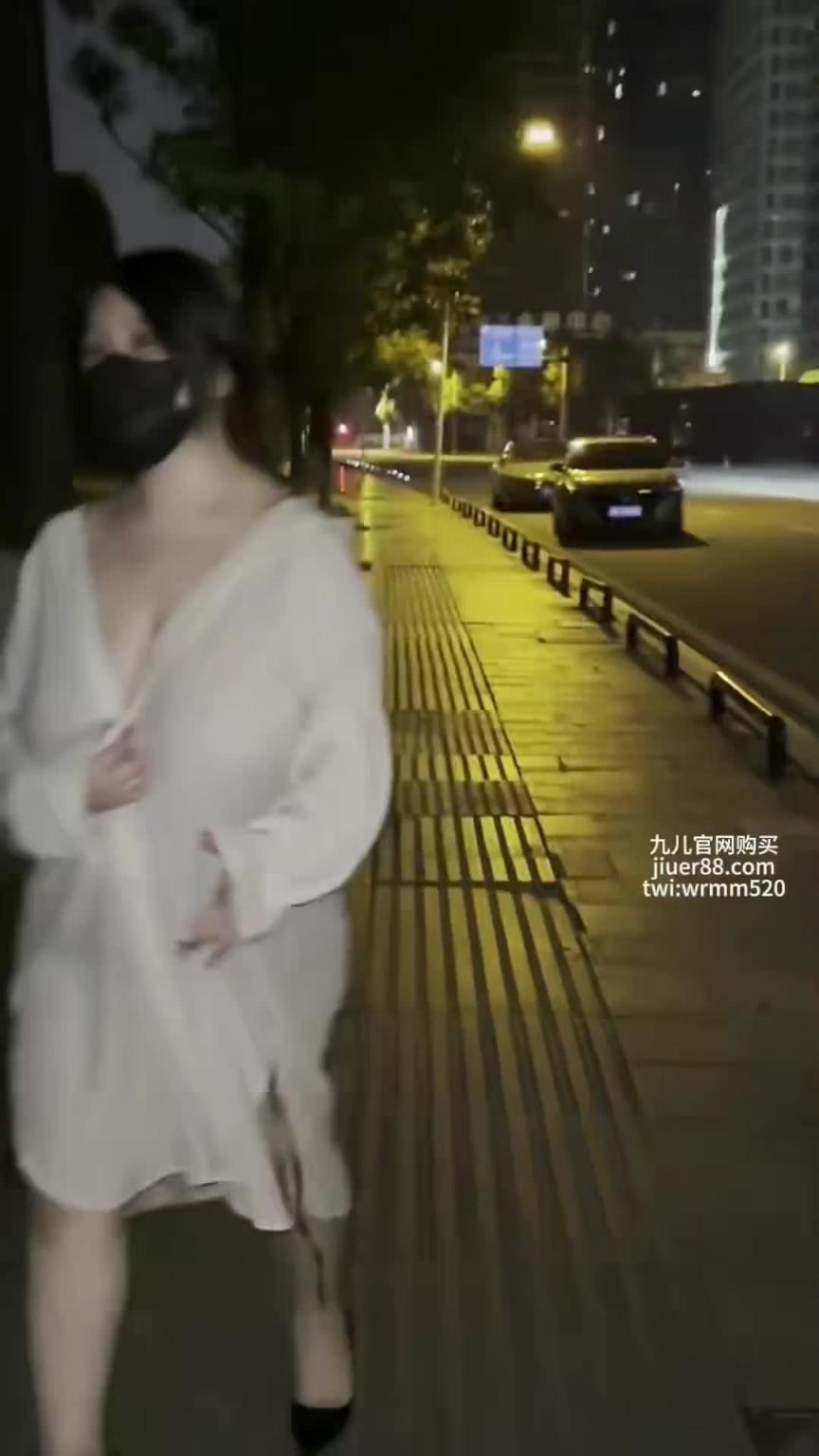 巨乳女神人来人往公路上透明情趣露出放尿无水 预览截图 12