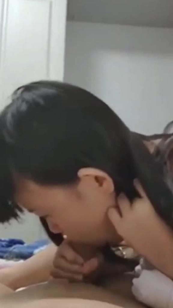 【国产鬼父】爸爸让女儿在上面用逼逼摩擦,大鸡巴还让女儿给他口交 预览截图 9
