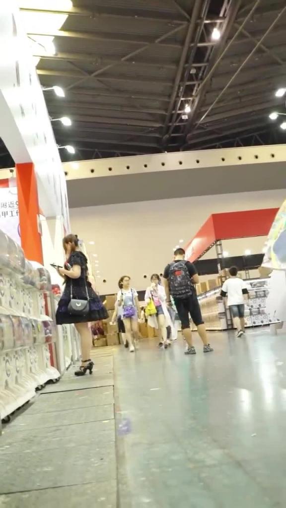 【漫展抄底】暗黑萝莉蓬裙黑白内裤 包裹挺翘屁股 预览截图 4