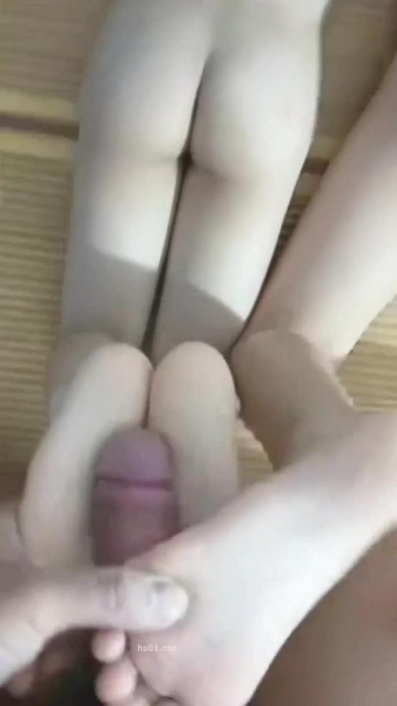 刺激足交-亲女儿上场，让两个女儿轮流给爸爸提供足交服务 预览截图 9