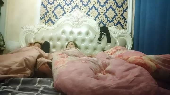 【换妻游戏】两对中年夫妻交换操逼,一人一个怼着骚逼勐操 预览截图 4