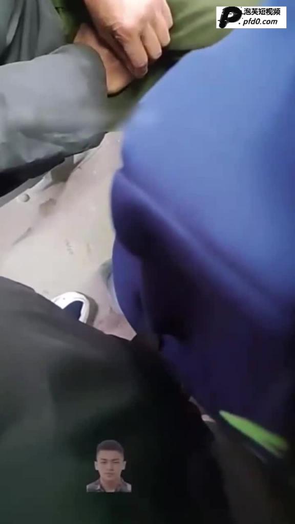 【顶臀强摸】公交,地铁当众掏JB强顶中学生和极品女神,惨遭鄙视的眼神!#街射街顶! 预览截图 5