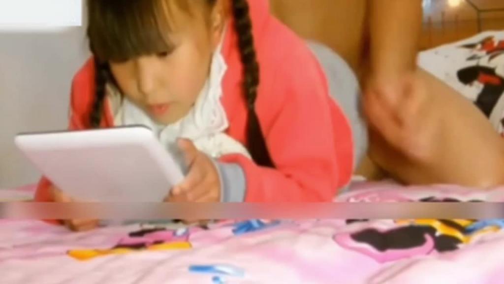变态鬼父疯狂抽插内射贪玩的小女儿 预览截图 6