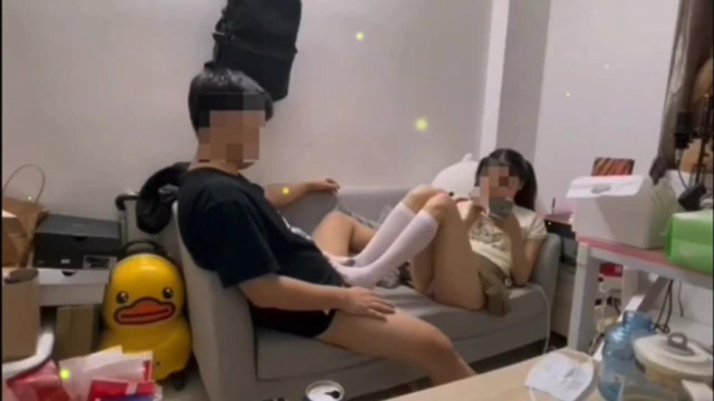 『真实乱伦』发现妹妹为一万块和直播间大哥3p,妹妹为挽回哥哥与其乱伦 预览截图 1
